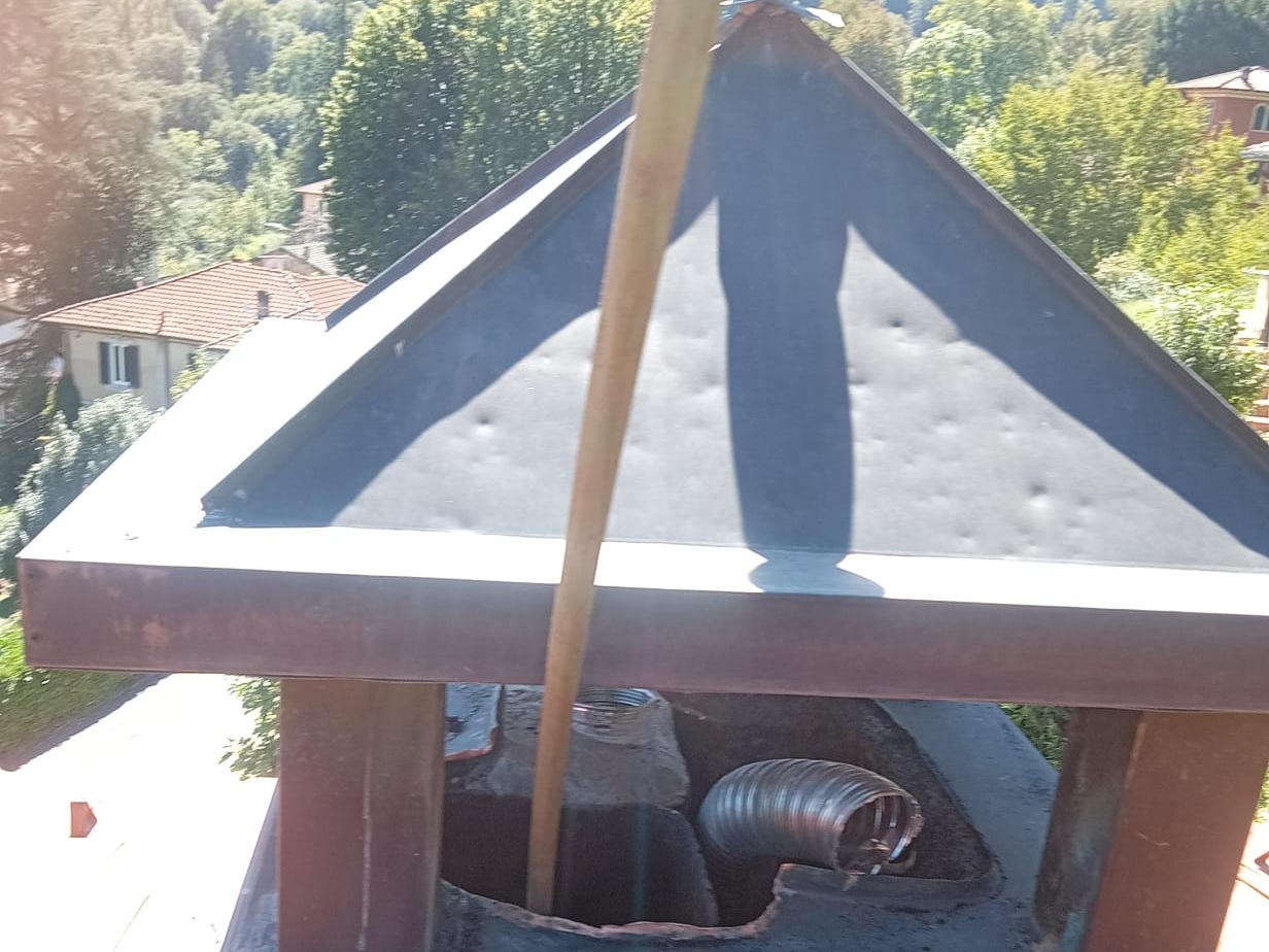 Comignolo aperto durante la pulizia, con la canna fumaria in acciaio
