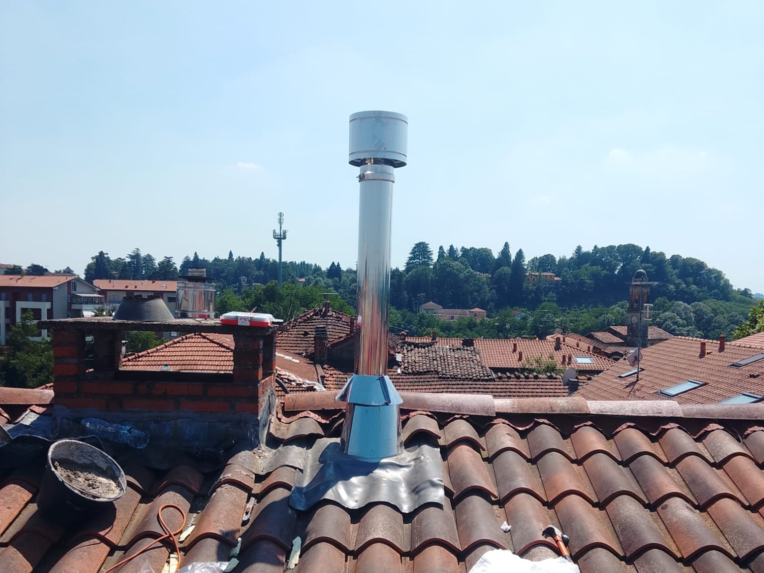 Canna fumaria in acciaio con cappello anti riflusso sopra il tetto