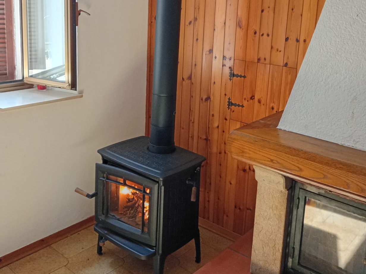 Stufa a legna con la canna fumaria nuova a vista