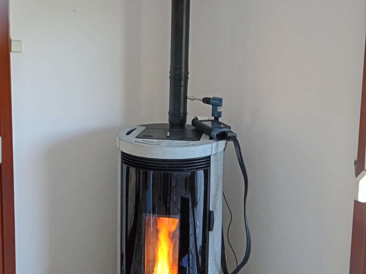 Stufa a pellet installata con la canna fumaria nuova