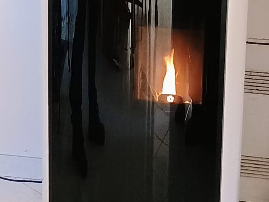 Stufa a pellet accesa dopo il primo avviamento