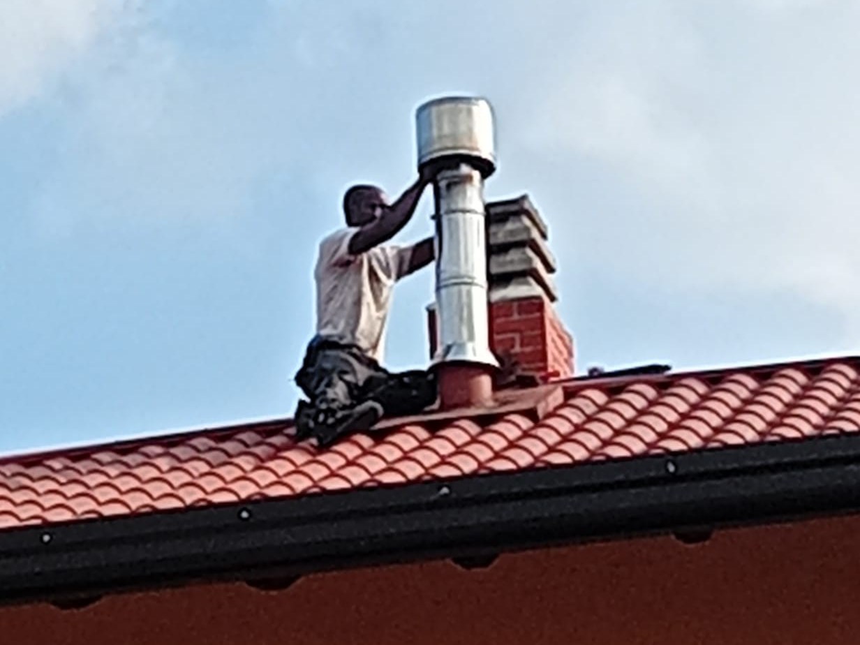 Il cappello della canna fumaria rimesso al suo posto dopo la pulizia